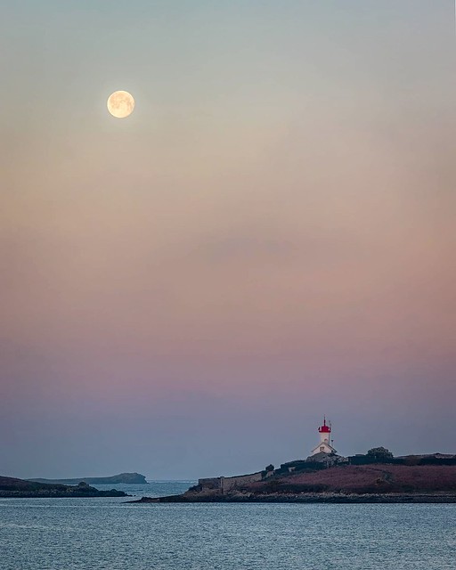 Coucher de lune sur le Phare de l'Île Wrac'h