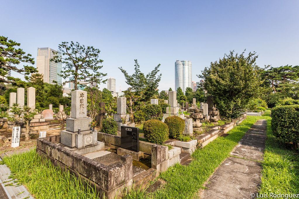 En el cementerio hay todo tipo de tumbas