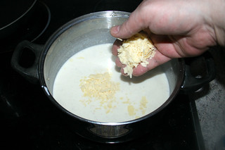 32 - Add grated cheese / Geriebenen Käse einstreuen