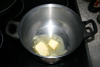 24 - Melt butter in pot / Butter in Topf zerlassen
