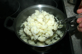 12 - Take cauliflower out of water / Blumenkohl aus Kochwasser nehmen