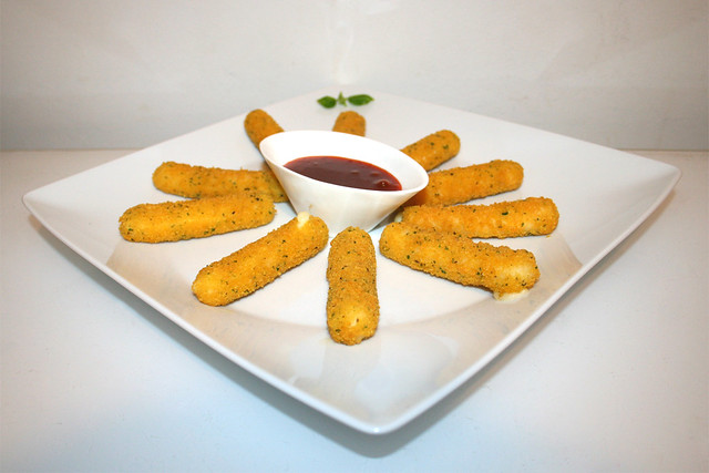 Mozzarella sticks with red pepper dip - Side view / Seitenansicht