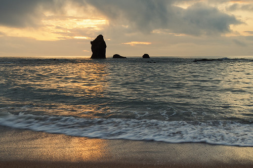 thurlestone rock sunset southmiltonsands devon southhams sky sea sand shore canon efs1855mmf3556isstm kitlens beach reflection goldenhour