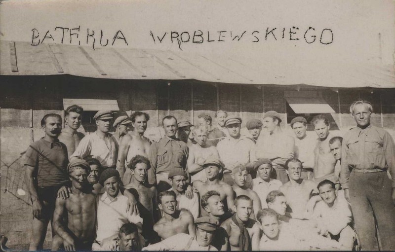 Dąbrowszczacy z Baterii Wróblewskiego w obozie internowania we Francji