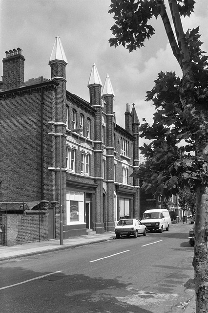 Sabine Rd, Brassey Square, Shaftesbury Estate, Battersea, Wandsworth, 1989 89-7o-51