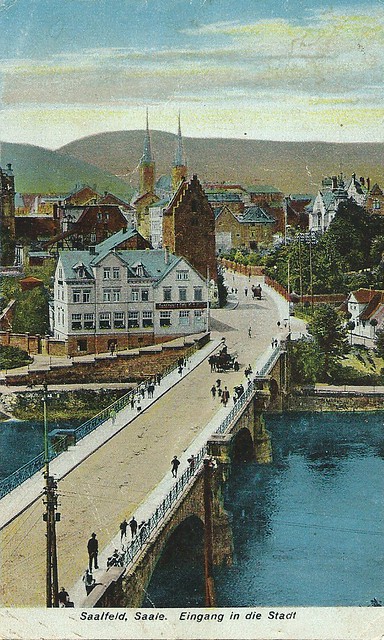 Ville de Saalfeld en Allemagne. Vieille carte postale. Saalfeld, Germany. Old postcard.