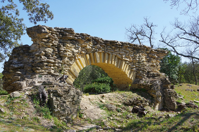 Vers-Pont-du-Gard : vestiges de l'aqueduc de Nîmes