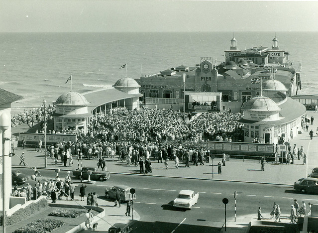 H003567 Evening Standard Fashion Parade on Hastings Pier c.1950s