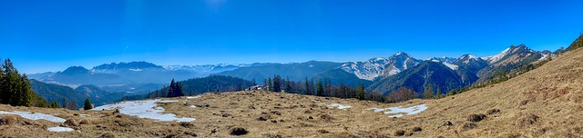 Panoramic view of the Alps in winter from Brünnstein mountain in Bavaria, Germanz