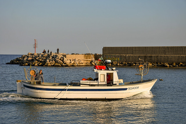 barca da pesca mentre entra nelo porto