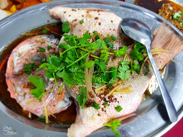 restoran makanan laut pertama steamed fish