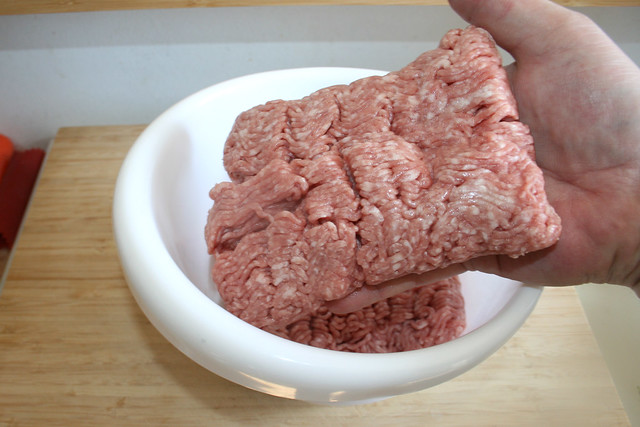 01 - Put minced meat in bowl / Hackfleisch in Schüssel geben