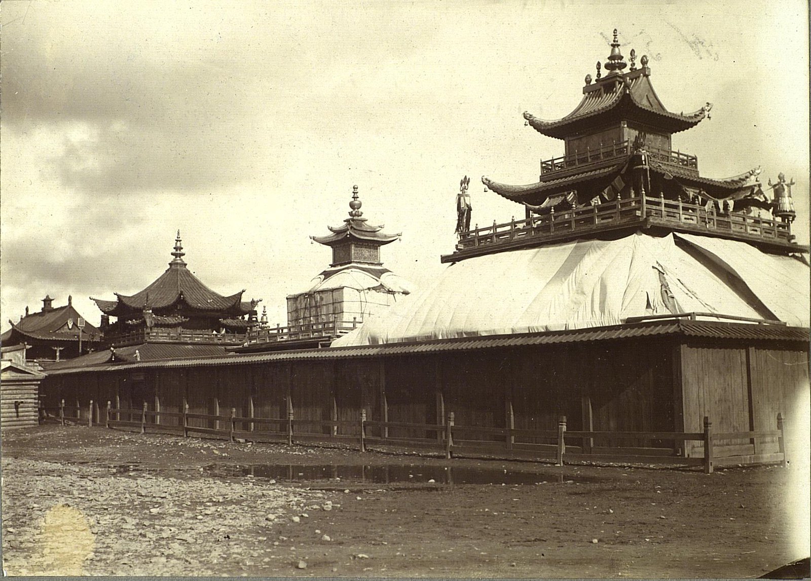 Урга. Вид на зимний дворец Богдо-Гегена и кумирни (сзади)