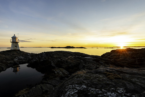 lighthouse fyr solnedgang kyst flekkerøy fyrlykt ansteinsfyr sunset seascape norway coast southern