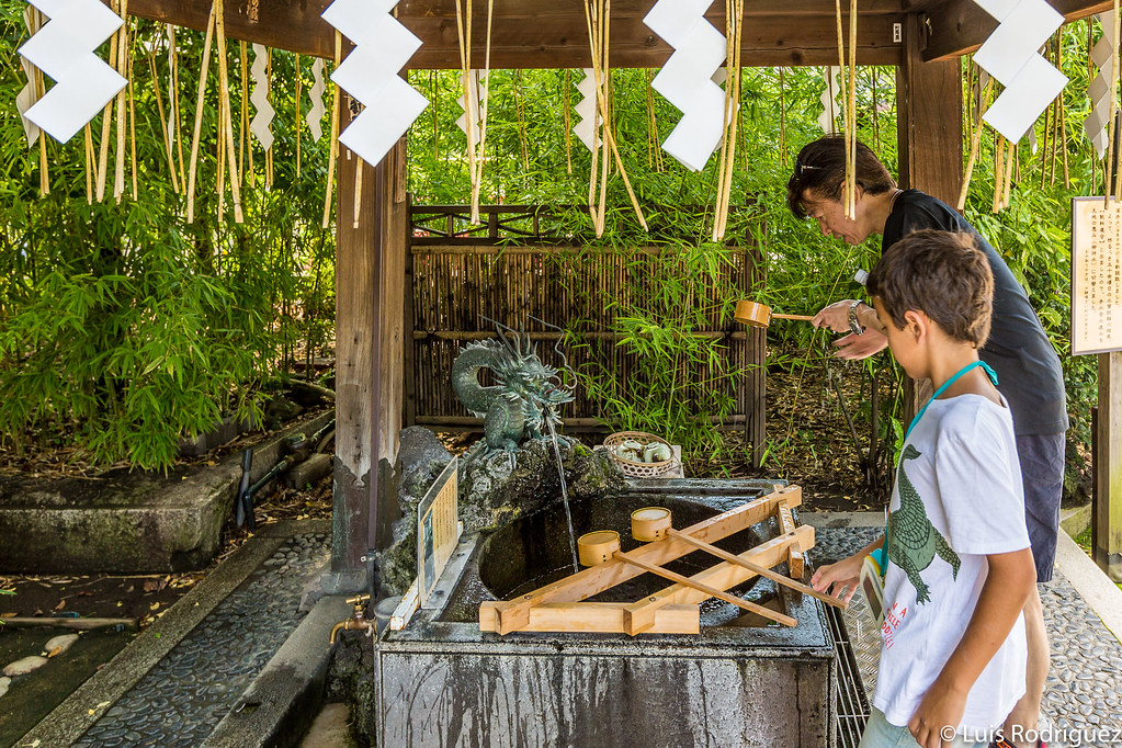Eric haciendo el temizu en un santuario en Minami Senju (Tokio)
