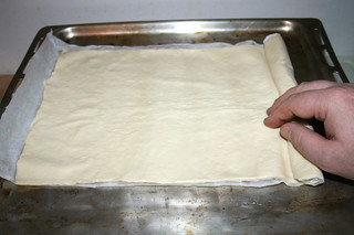 05 - Unroll pizza dough on baking tray / Pizzateig auf Backblech ausrollen