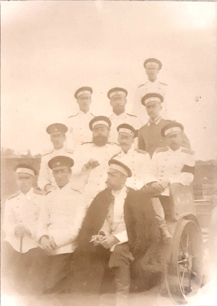 20.На память. Группа с офицерами л.гв. Атаманского полка. 1890-е