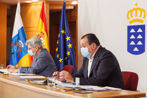 El Consejero de Sanidad, Blas Trujillo (d), y el portavoz del Gobierno de Canaria, Julio Pérez (i), durante la comparecencia para informar de los niveles de alerta sanitaria en las islas