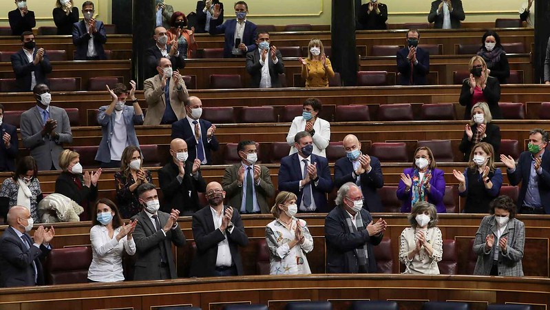 Aplausos de los diputados del PSOE a la diputada Maria Luisa Carcedo, tras la aprobación de la Ley de Eutanasia. Efe