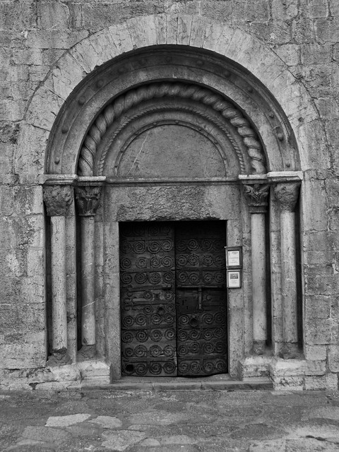 Portal romànic de l’Església de Sant Esteve de Llanars, Ripollès, Girona. (S. XII)