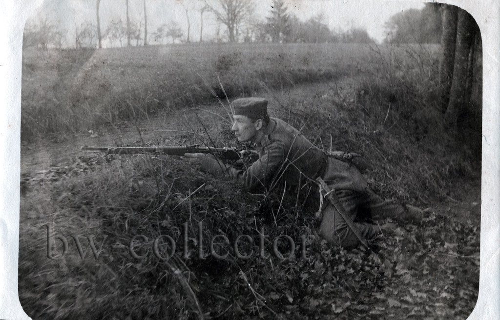 Soldier with rifle at the slope - Part 7 - Album 1 - Soldat mit Gewehr an einer Böschung