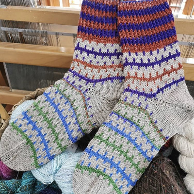 Paulette knit these colourful socks (Soxx No. 6) from SoxxBook Family + Friends by Kerstin Balke using a self-striping and a solid yarn!