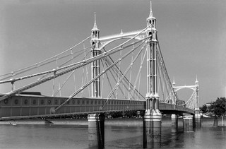 River Thames, Albert Bridge, Battersea, Wandsworth, 1989 89-8a-35