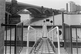 Moorings, River Thames, Railway Bridge, Albion Quay, Lombard Rd, Battersea, Wandsworth, 1989 89-8b-16