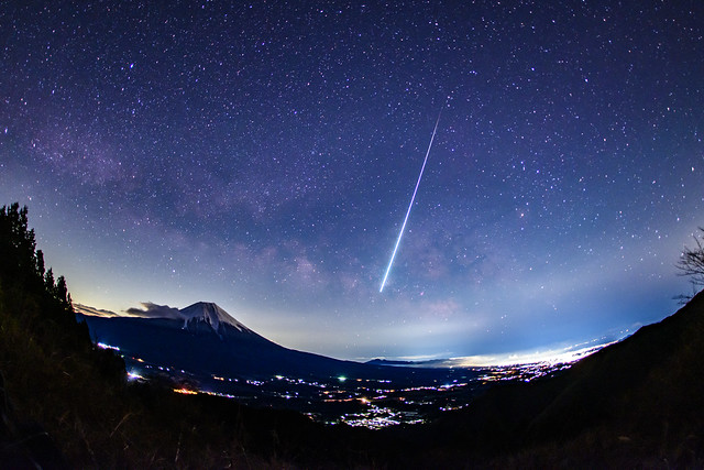 Meteor Fireball Passing through the Milky Way