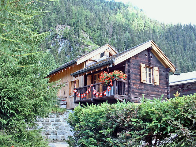 Suisse, le village de Pralong, les petits chalet en bois