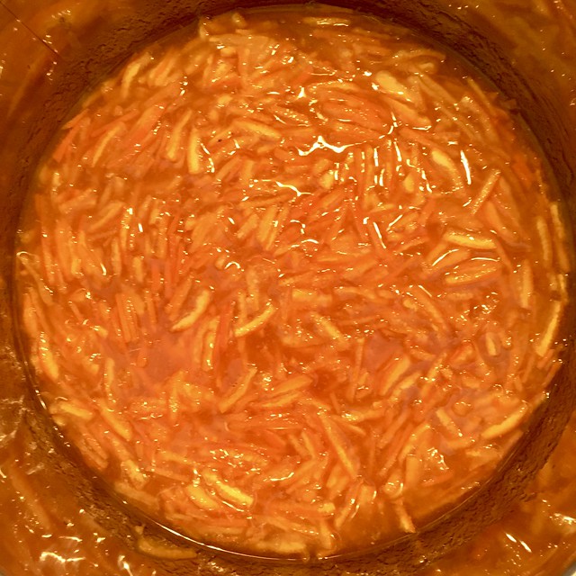 Orangenmarmelade: am nächsten Tag: Schalen mit Saft und Zucker zum Kochen bringen - Next Day: Boil Marmalade with Juice and Sugar