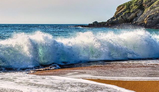 La ola.  Playa de Tagle. Cantabria.