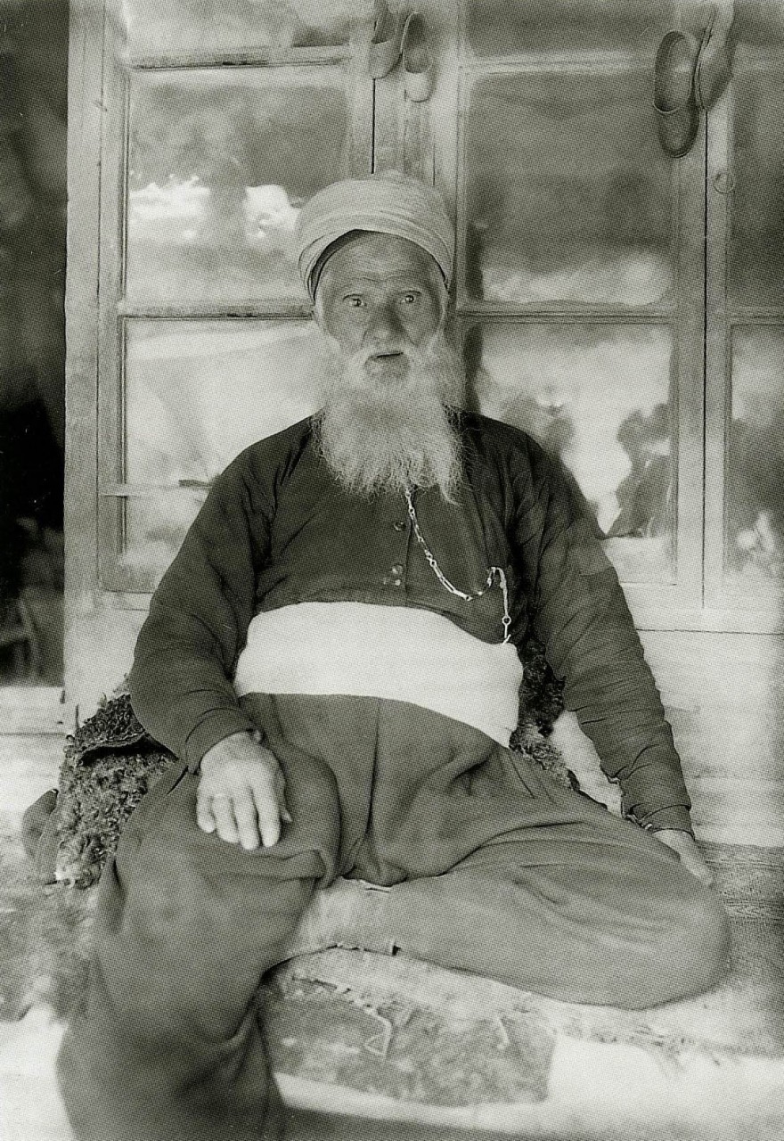 Старый дубильщик в лавке. Бахчисарай. 1920