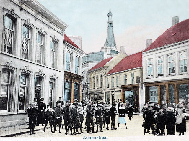 1900 - Kruising Nieuwlandstraat, Zomerstraat (nu Heuvelstraat) en de Raadhuisstraat. Op de achtergrond de toren van de Heikese kerk.
