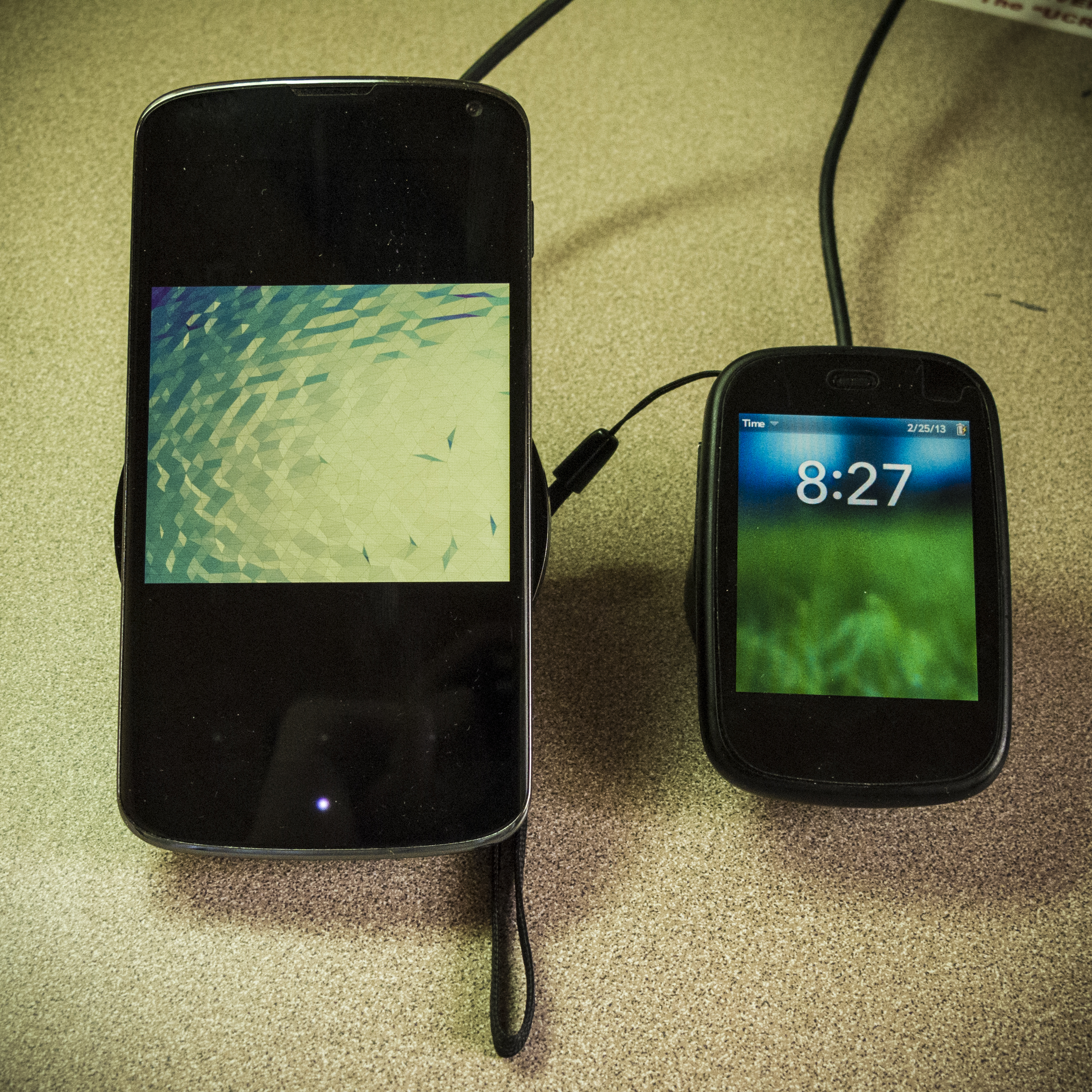 ｢点金石｣ 上的 Veer 和旁边的 Nexus 4