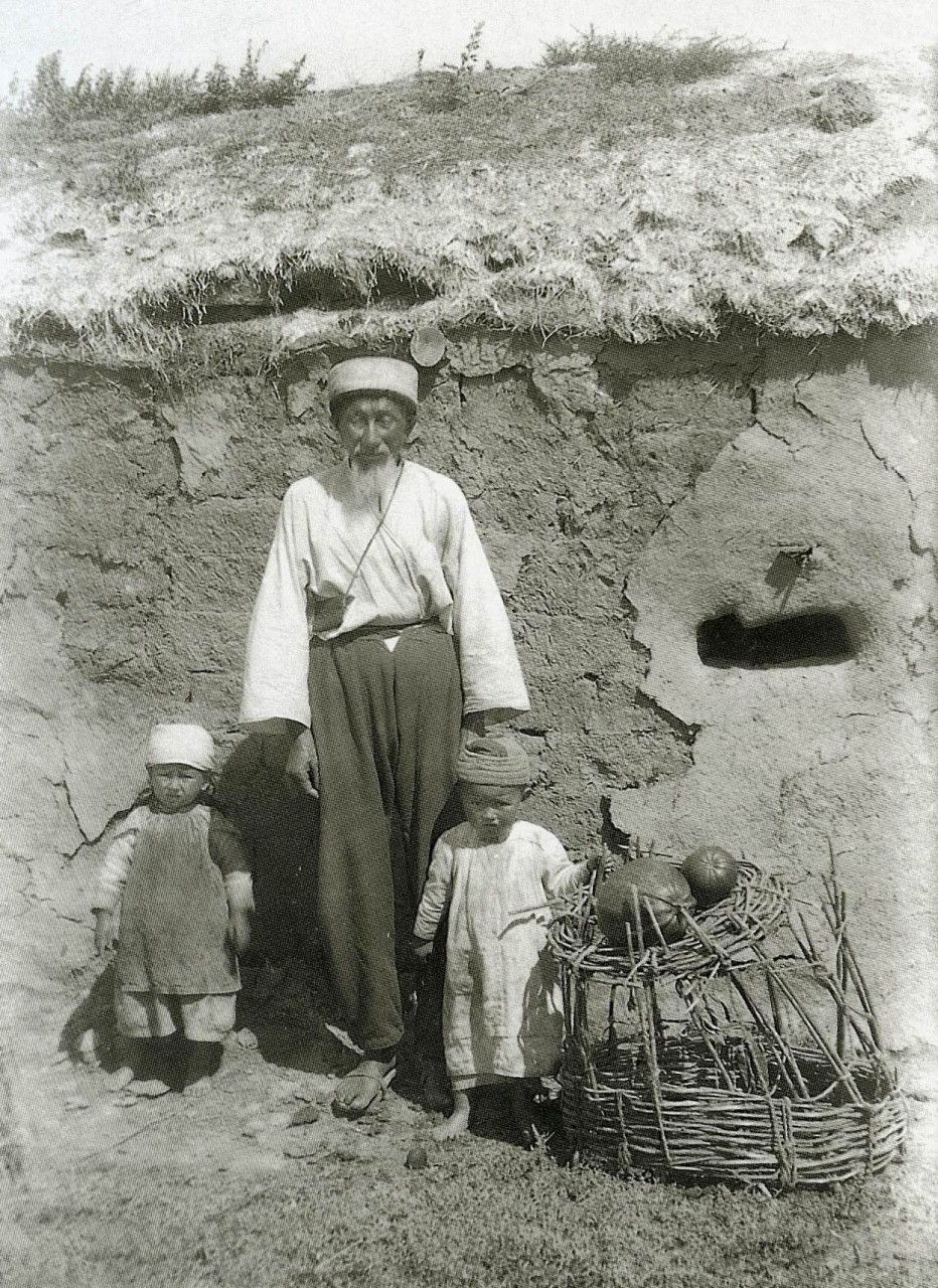 Старик с детьми. Степной Крым. 1920