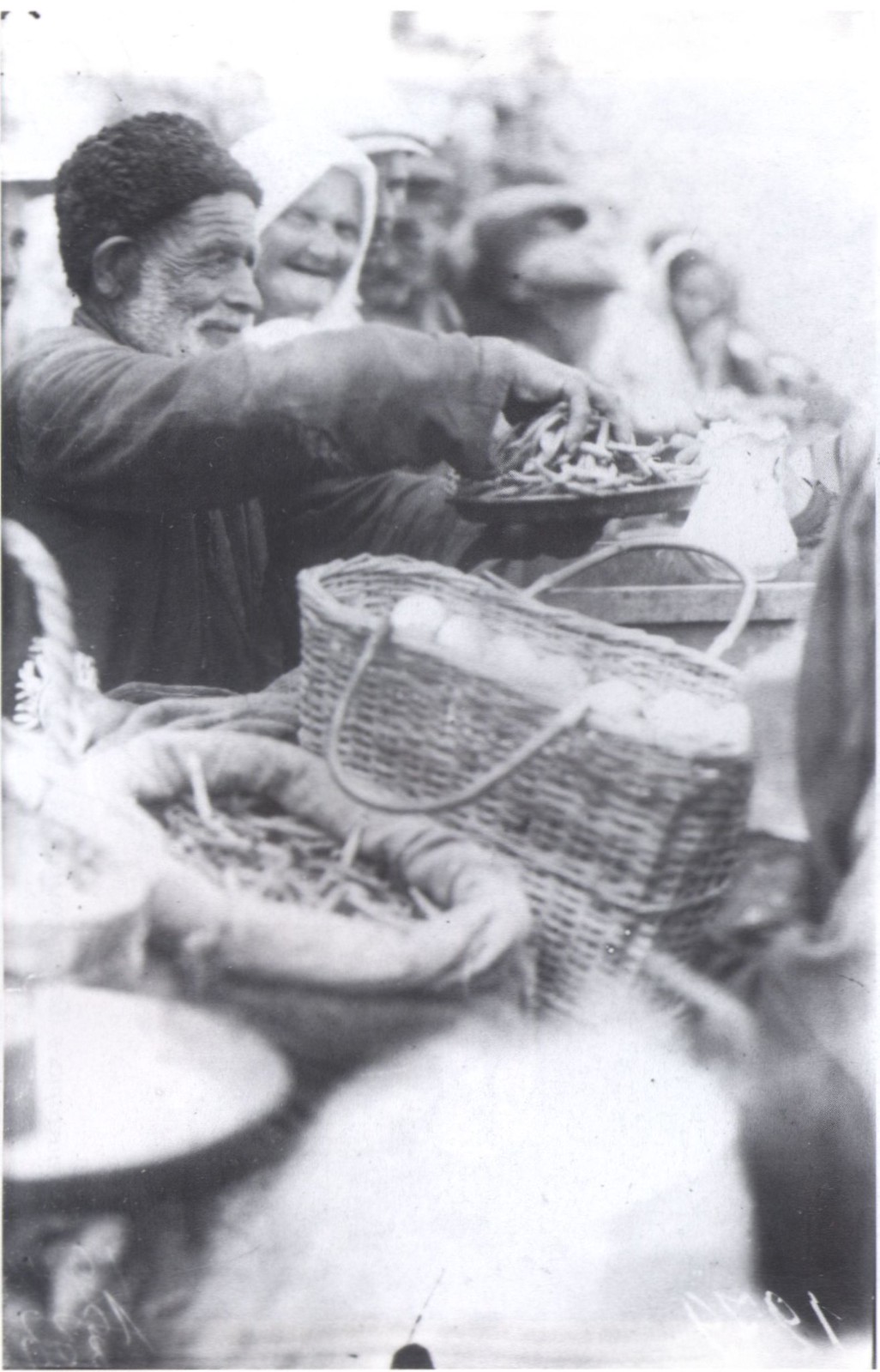 Татарский продавец фасоли на рынке Бахчисарая в 1920-х годах.