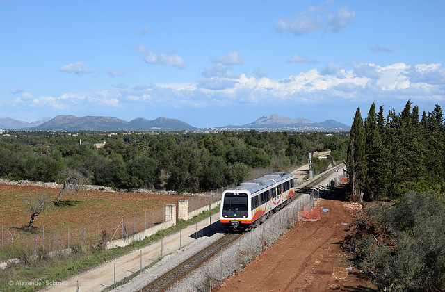 (ES) Llubí: Triebzug der Baureihe 61 kurz vor dem Bahnhof Llubí in Richtung Enllaç
