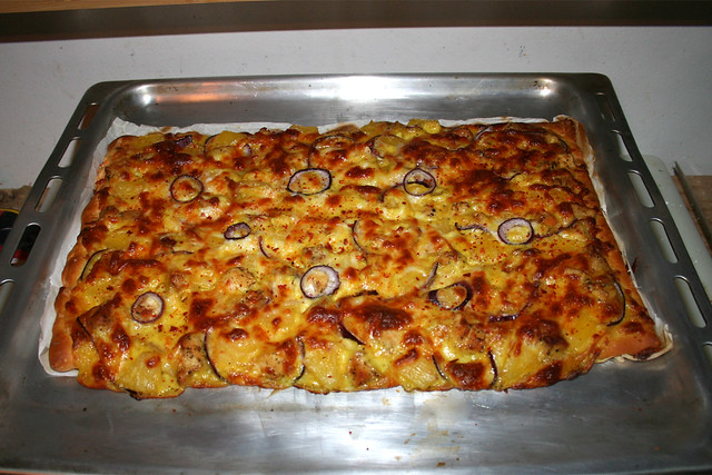 20 - Chicken Curry Pizza (with pineapple & onion / mit Ananas & Zwiebel) - Finished baking / Fertig gebacken