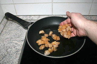 04 - Put diced chicken in pan / Hähnchenbrust in Pfanne geben