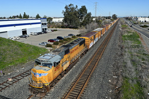 union pacific railroad unit boxcar repo reposition train emd sd70m sunset whitney ranch california ca