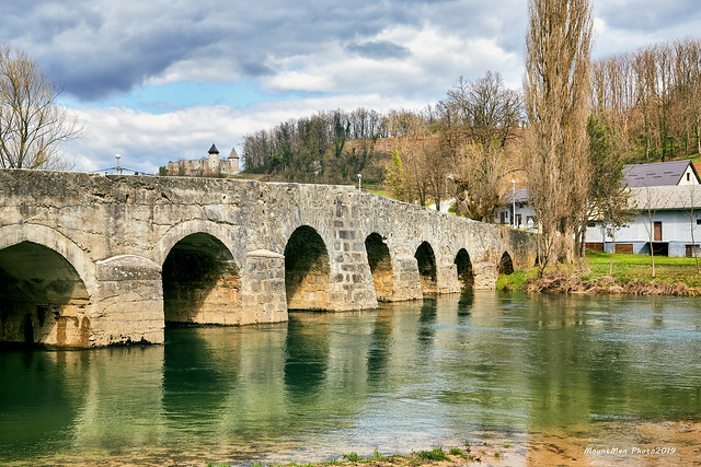 Stari kameni most na rijeci Dobri i frankopanski kaštel Novigrad na Dobri