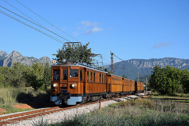 (ES) Consell: Triebwagen 1 in Richtung Palma FS nahe des Bahnhofs Consell/Alaró