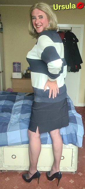 Tight fitting pencil skirt 💋