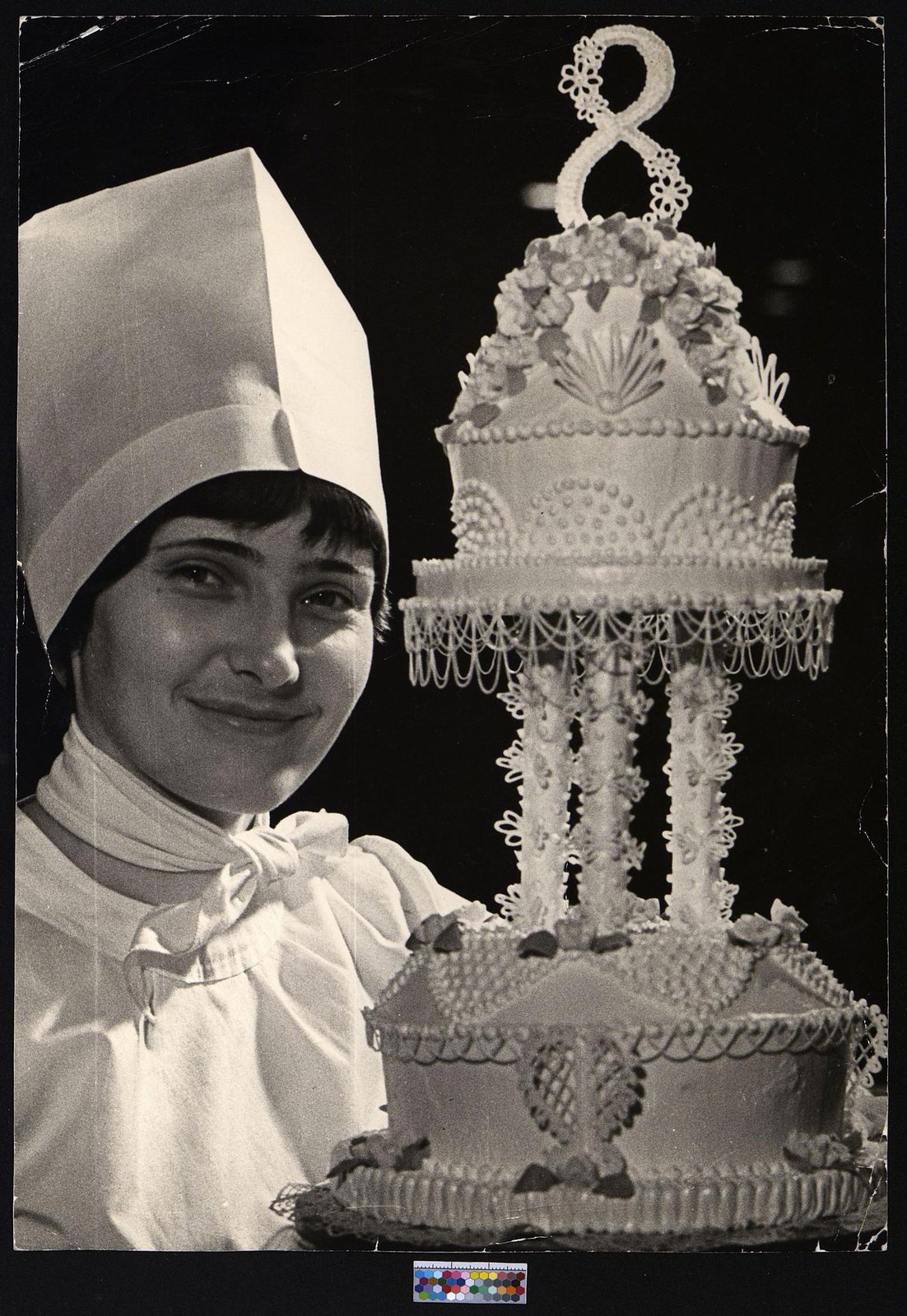 1980. Гадляускайте Алдона с тортом «Янтарный край», приготовленным по её собственному рецепту