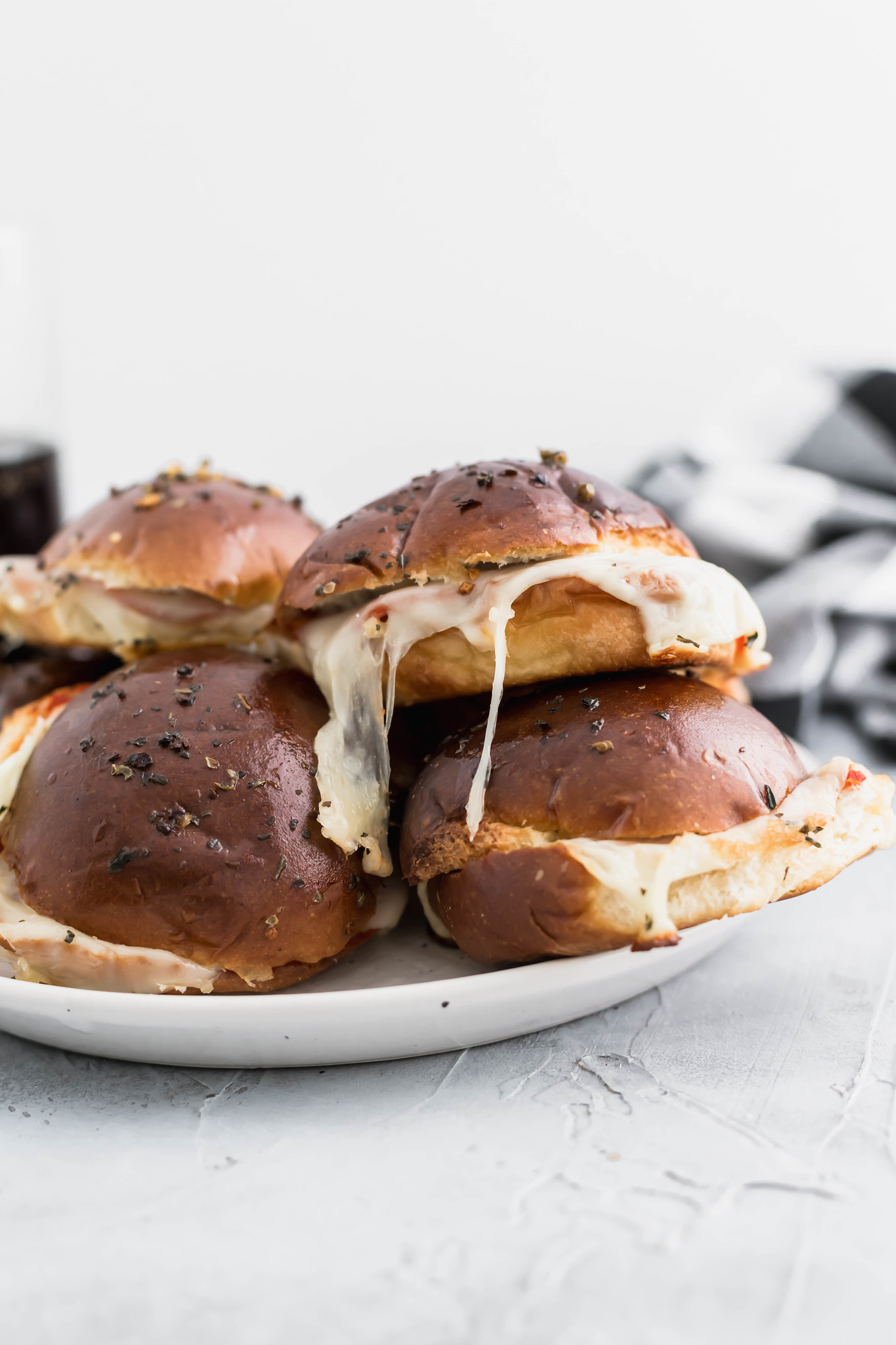 Need a simple dinner idea? These Easy Pepperoni Pizza Sliders are the perfect 30 minute meal or appetizer that the whole family will enjoy.