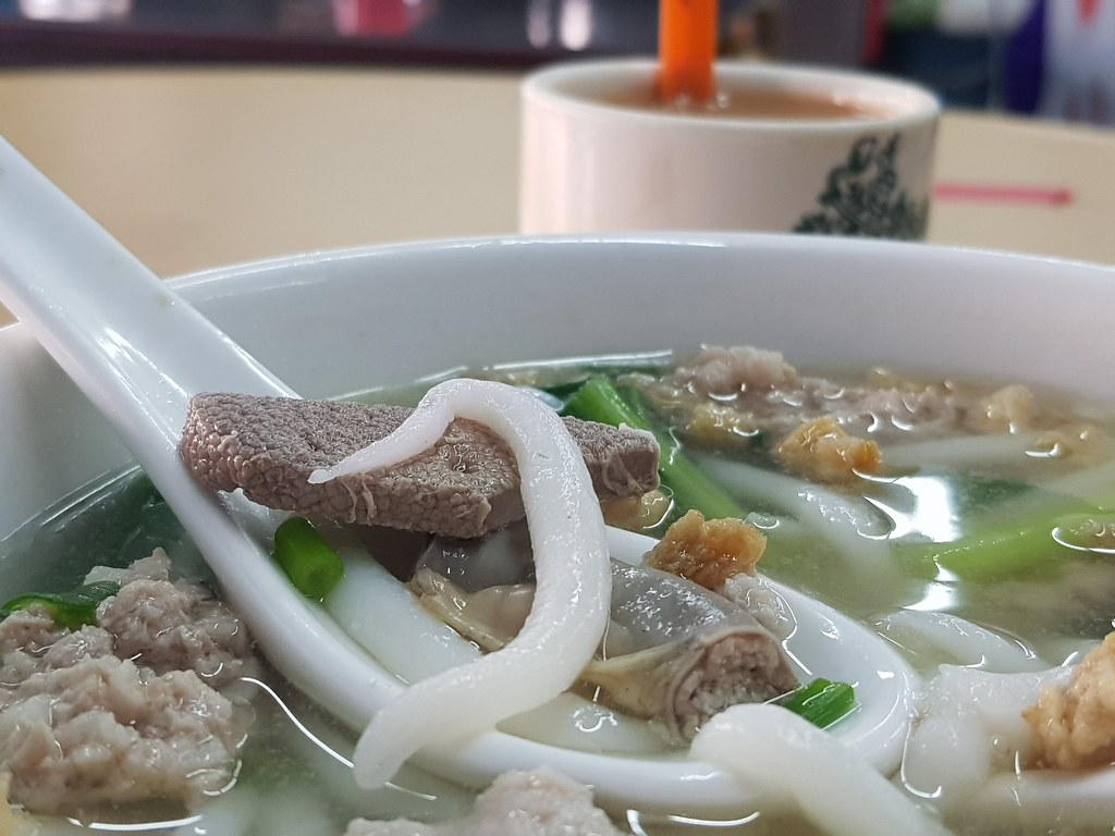 豬肉粉 Pork noodle rm$6.50 & TehC 奶茶絲 rm$1.80 @ Restoran Goodyear in USJ Subang Perdana Goodyear Court 4