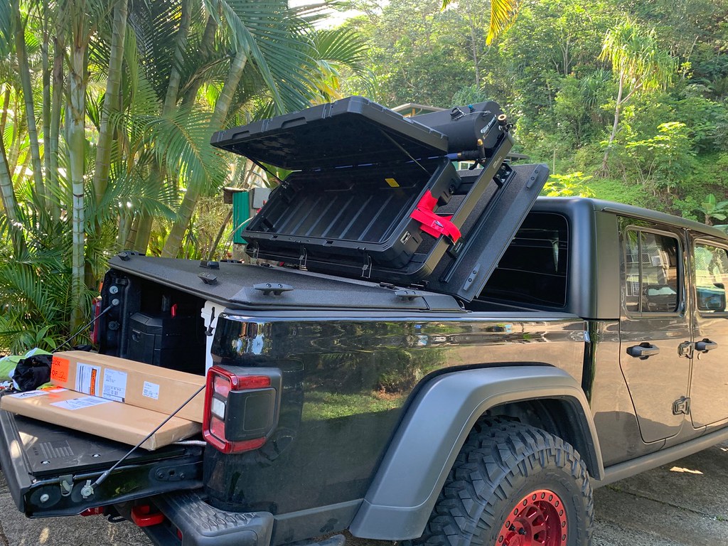 A Heavy Duty Truck Bed Cover On A Jeep Gladiator