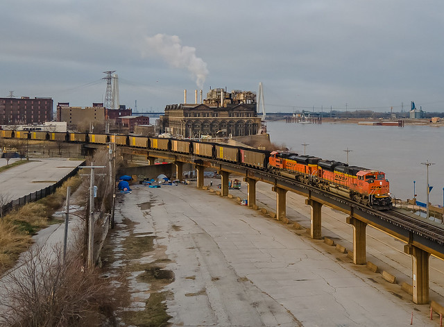 BNSF 9195 (EMD SD70ACe) Coal Train Lacledes Landing St.Louis, Missouri