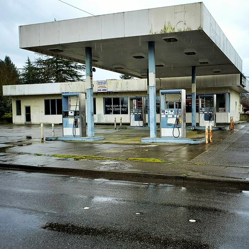 bremerton vacant outofbusiness gasstation minimart conveniencestore